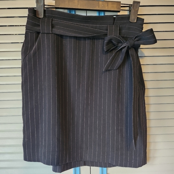 Express Black & White Pin Stripe Skirt - Picture 2 of 11